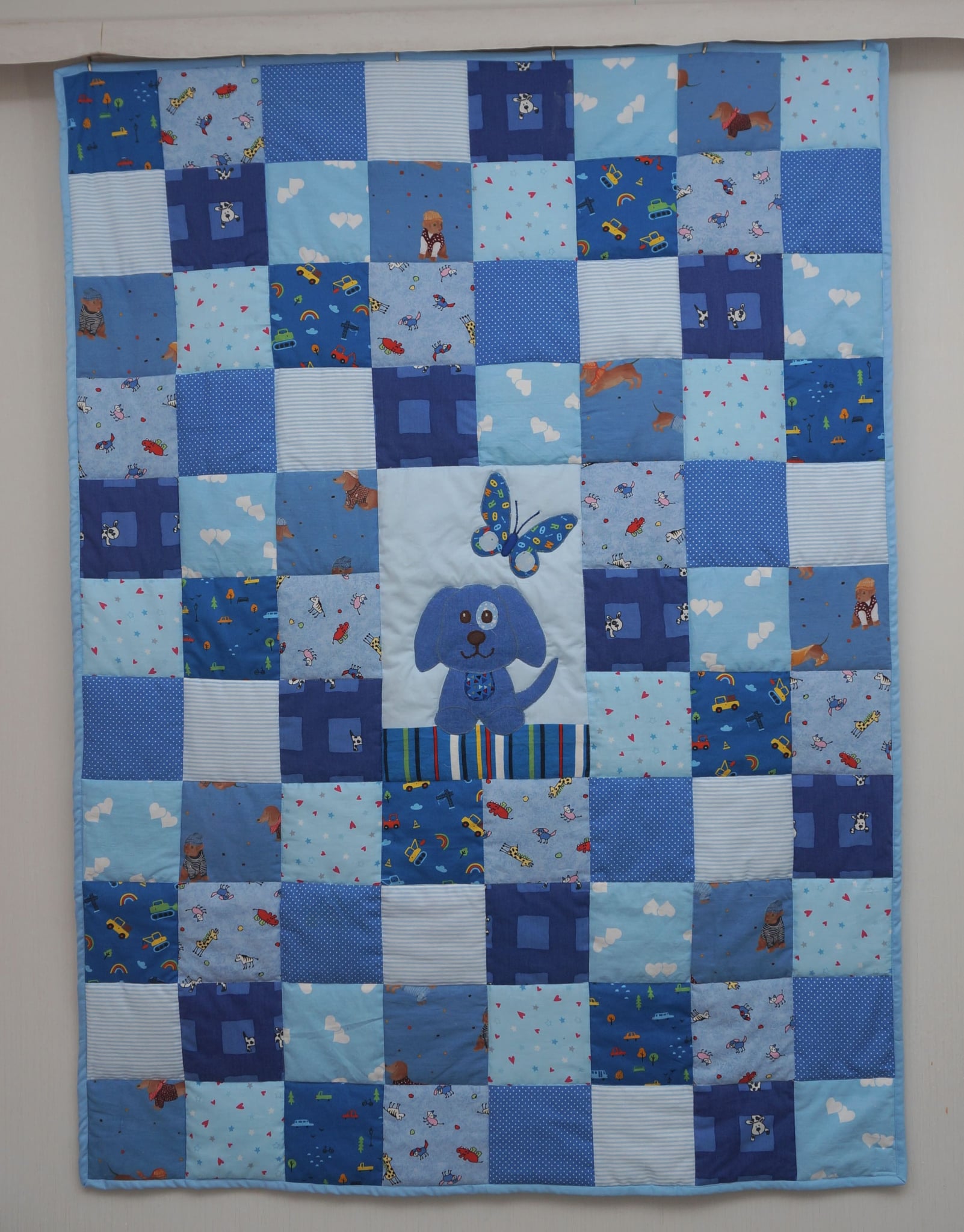Blue Puppy children's patchwork quilt (150 x 110 cm)