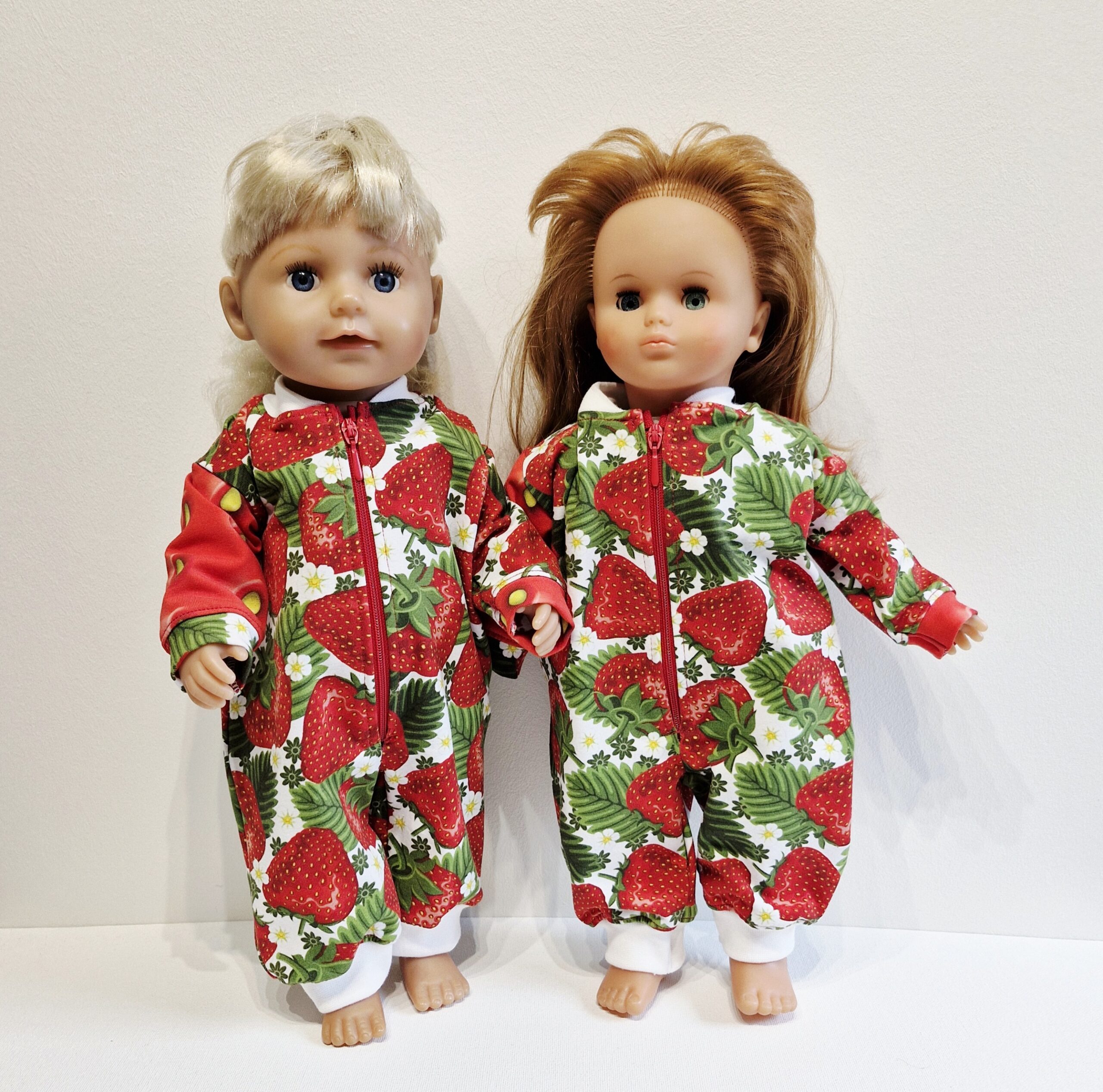 Doll clothes for 43–48 cm dolls: strawberry-print sleepsuit